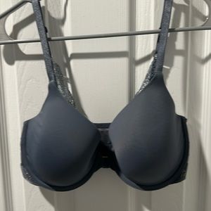 Like New. Victoria’s Secret T-shirt lightly lined.